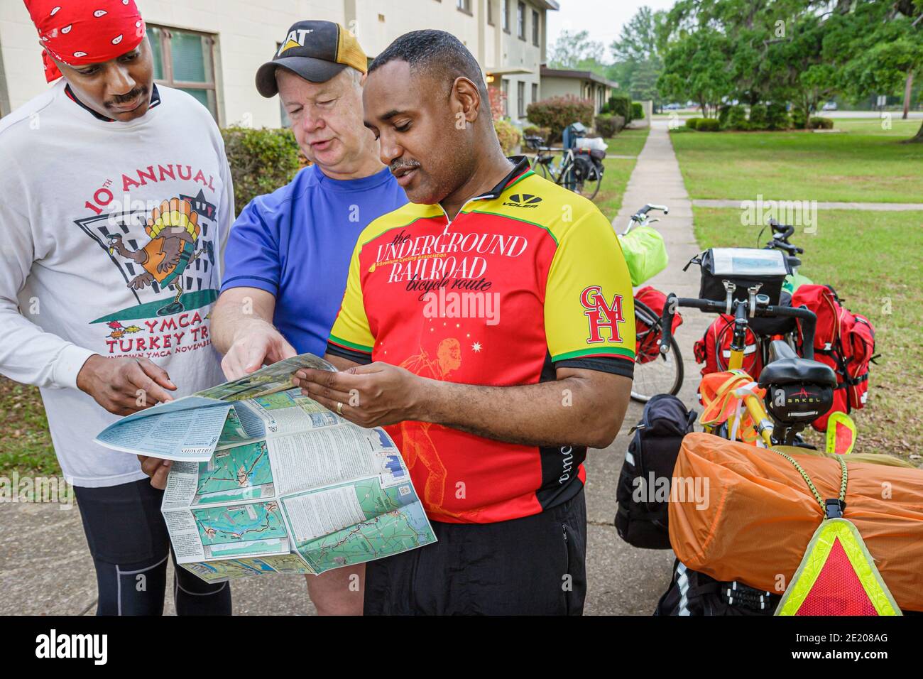 Alabama Mobile Brookley Centre Underground Railroad Adventure, Bicycle Highway route cyclistes Black man men planification lecture carte, Banque D'Images