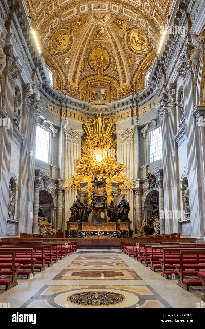 Vue intérieure de l'autel de la basilique Saint-Pierre à Rome, Italie. Banque D'Images