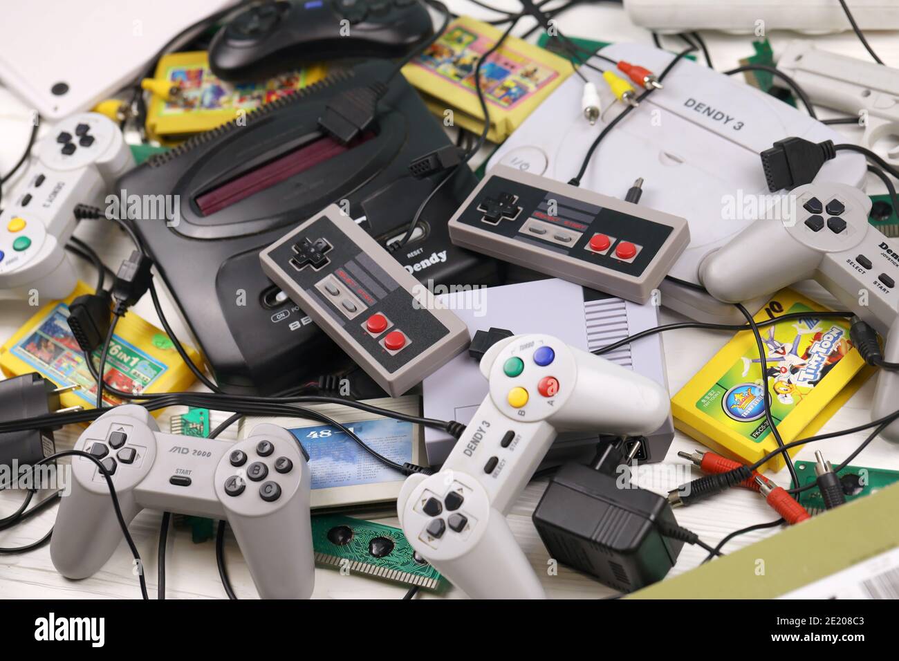 KHARKOV, UKRAINE - 27 DÉCEMBRE 2020 : pile de vieilles consoles de jeux vidéo 8 bits et de nombreux accessoires de jeu comme des joysticks et des cartouches. Vieille école re Banque D'Images