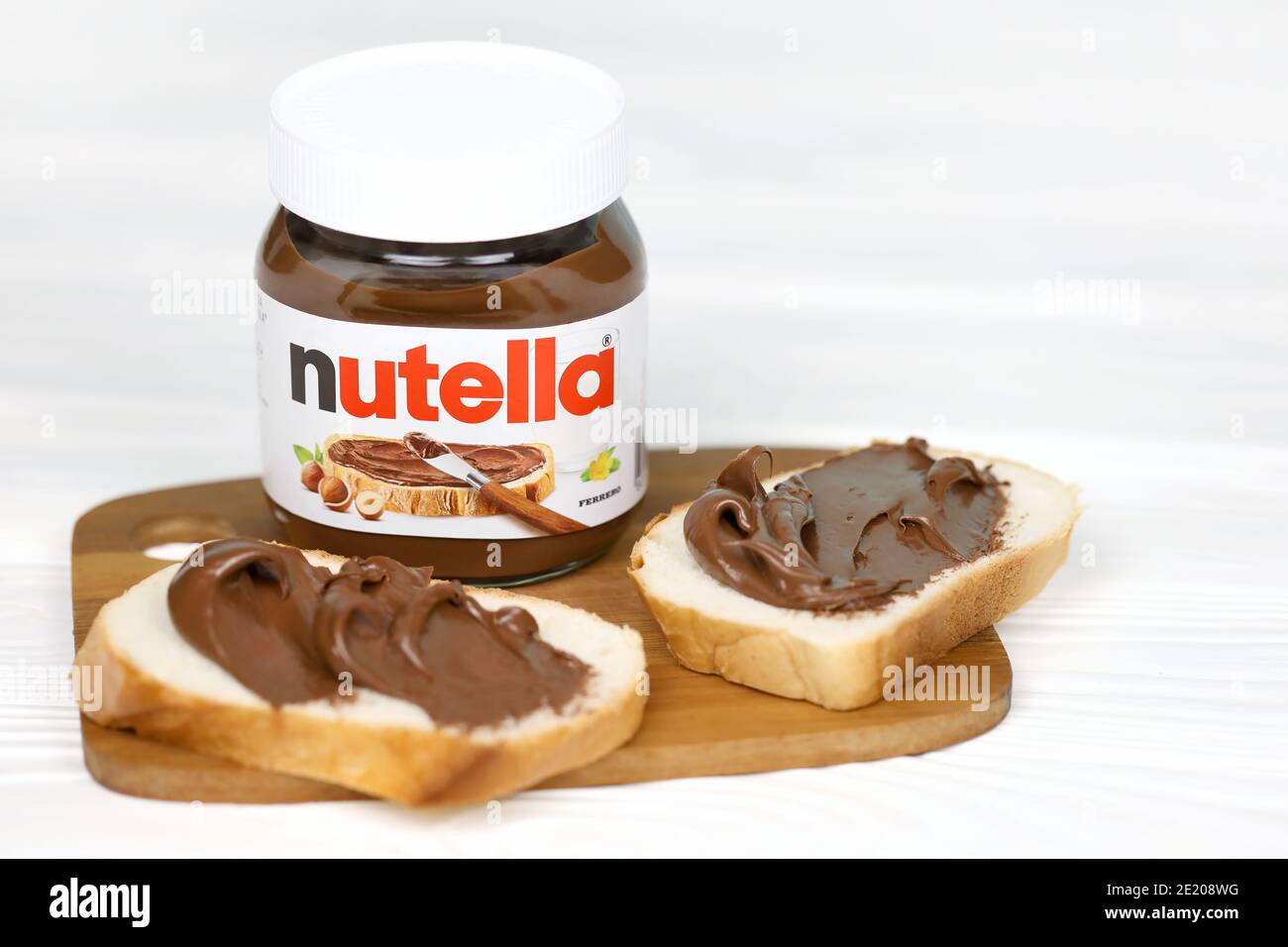 KHARKOV, UKRAINE - 27 DÉCEMBRE 2020 : le verre de Nutella peut et tartiner  sur du pain frais. Nutella est fabriqué par la société italienne Ferrero  firs Photo Stock - Alamy