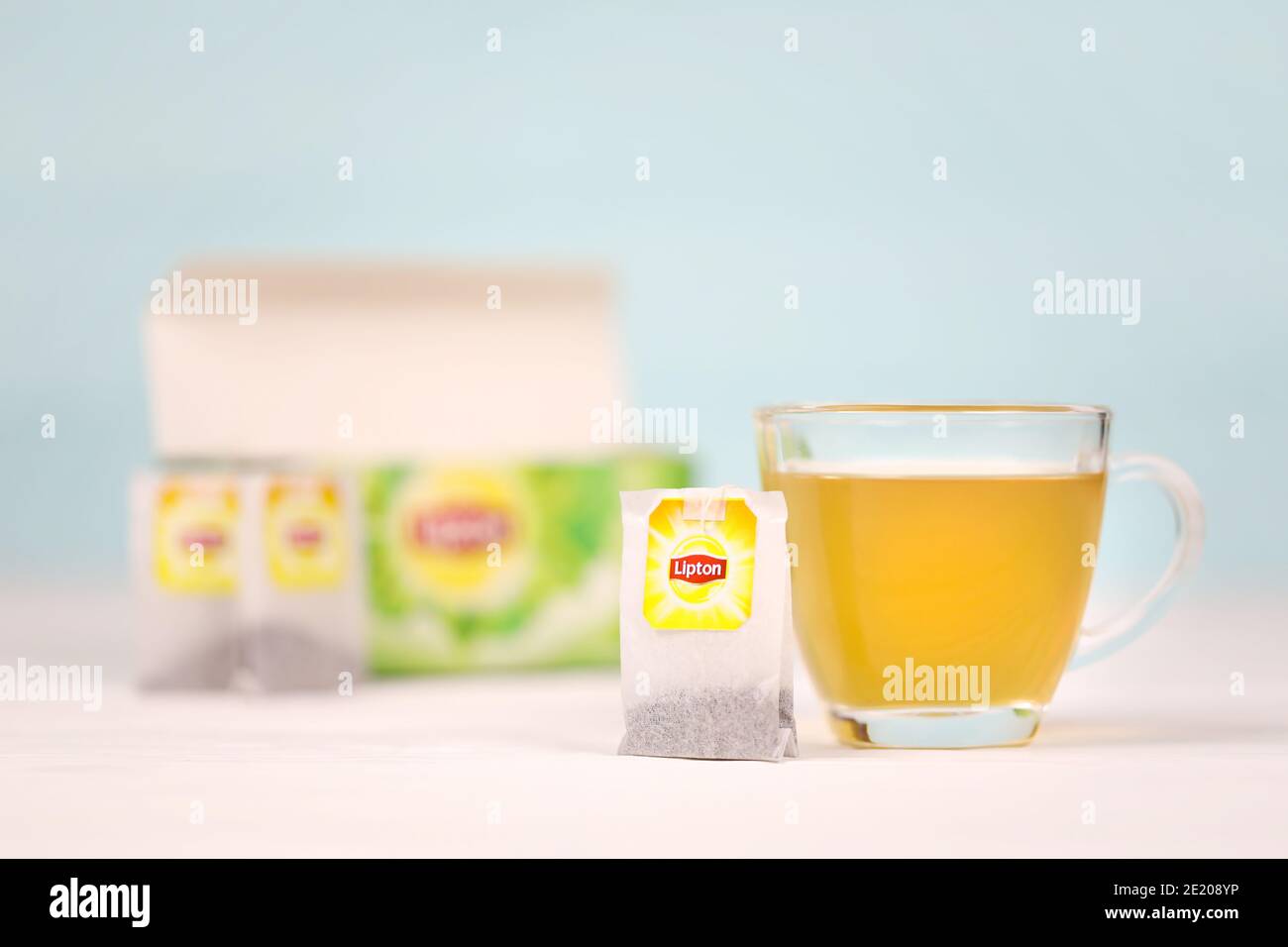 KHARKOV, UKRAINE - 8 DÉCEMBRE 2020 : sachets de thé vert classiques Lipton. Lipton est une marque britannique de thé appartenant à Unilever et à PepsiCo Banque D'Images