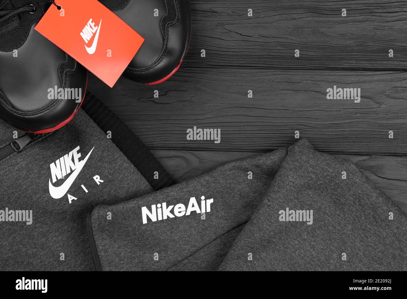 KHARKOV, UKRAINE - 20 DÉCEMBRE 2020 : tenue de vêtement et de chaussures de  sport de marque Nike. Nike est une multinationale américaine spécialisée  dans la fabrication Photo Stock - Alamy