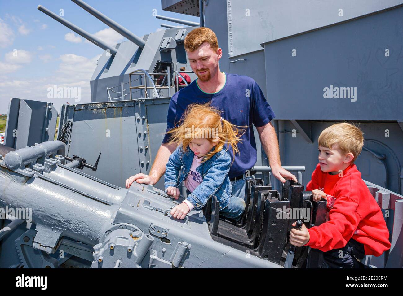 Alabama Mobile USS Alabama Battleship Memorial Park, expositions militaires famille père homme fille fils garçon, Banque D'Images