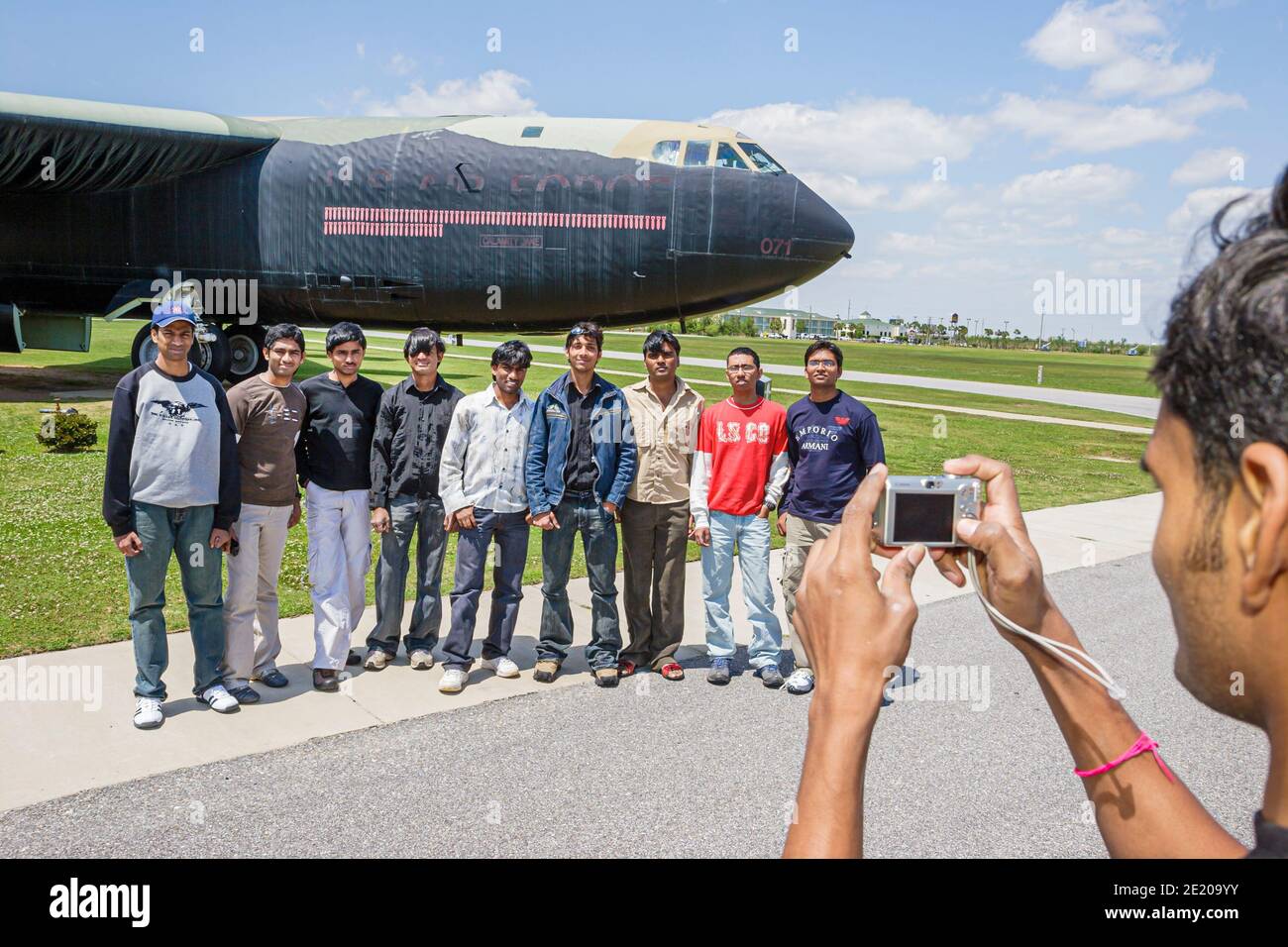 Alabama Mobile USS Alabama Battleship Memorial Park, expositions militaires étudiants indiens posant B52 bombardier, Banque D'Images