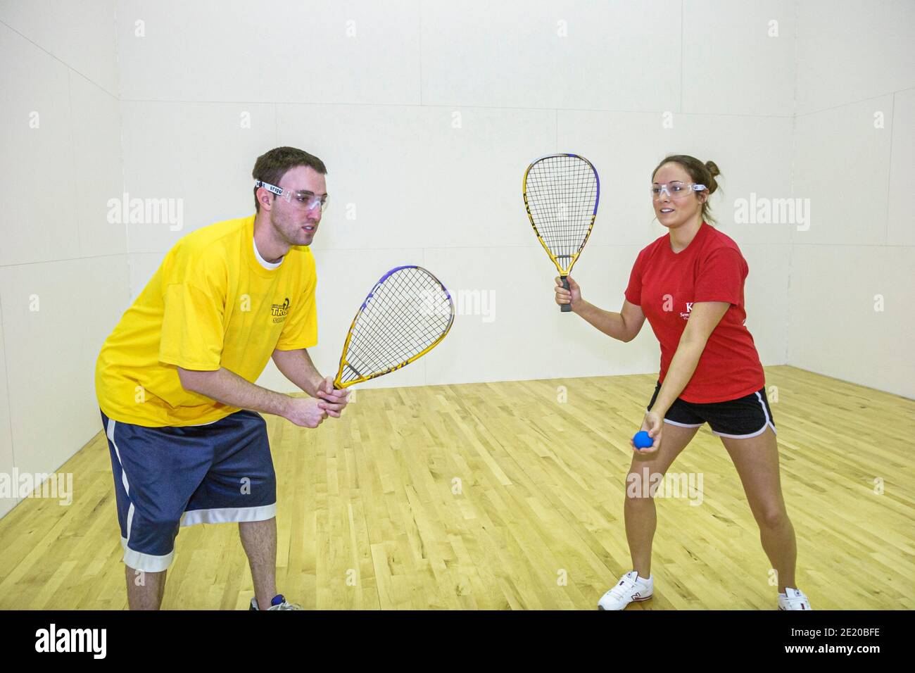 Alabama Troy Community Recreation Center Sportsplex, terrain de racquetball homme femme jouant avec des lunettes de sécurité, Banque D'Images