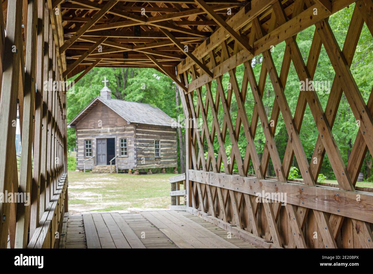 Alabama Troy Pioneer Museum of Alabama restauré Poole's Bridge, église couverte en rondins, Banque D'Images