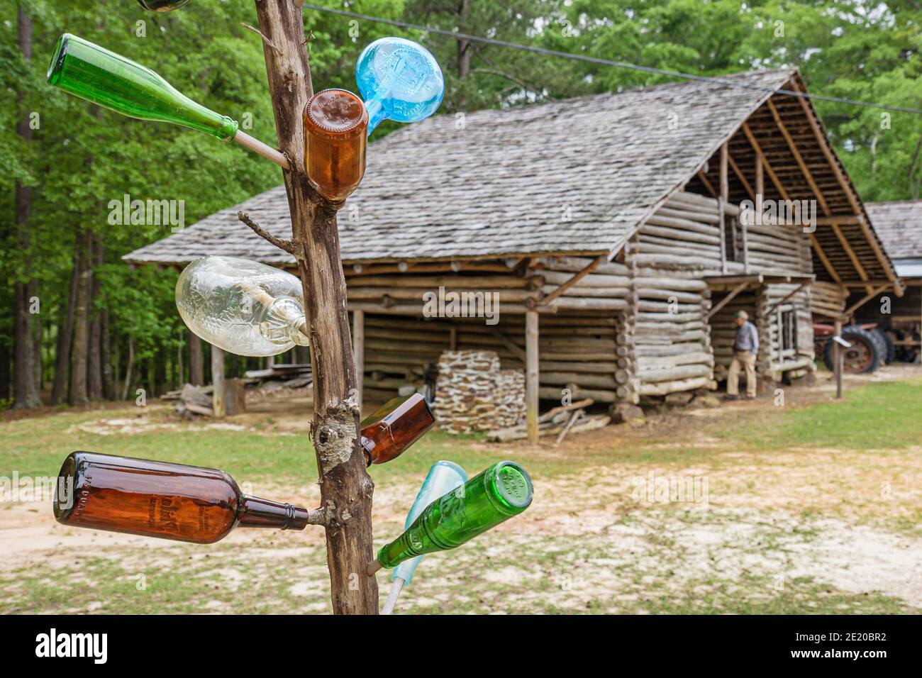 Alabama Troy Pioneer Museum of Alabama Bottle Tree, Kongo Tree autel West African tradition piégée spiritueux, grange en rondins, Banque D'Images