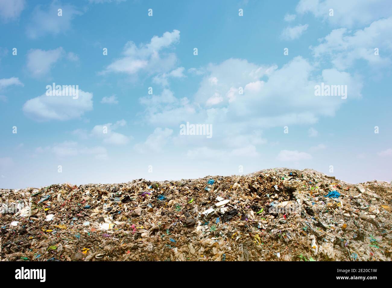 Concept de pollution. Pile de déchets dans le dépotoir ou la décharge. Banque D'Images