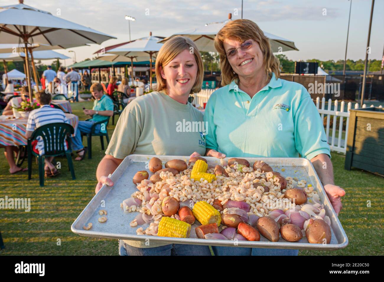 Alabama Dothan Westgate tennis Center centre Movie Gallery Pro Classic, cuisiniers plateau crevettes bouillies saucisse maïs pommes de terre femmes, Banque D'Images