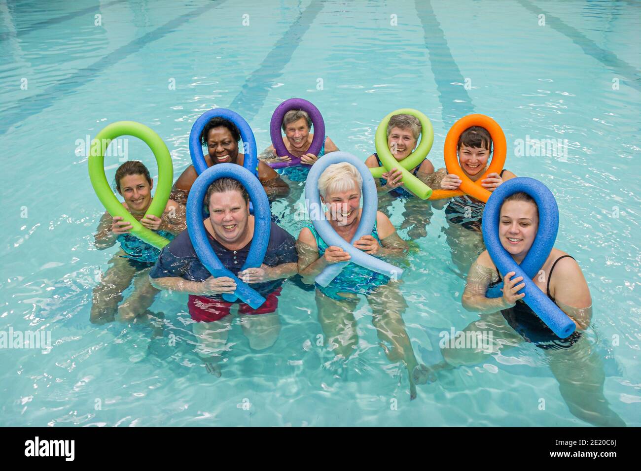 Alabama Dothan James W. Grant Recreation Center centre, piscine intérieure Black Senior femmes cours d'aérobic d'eau, nouilles, Banque D'Images