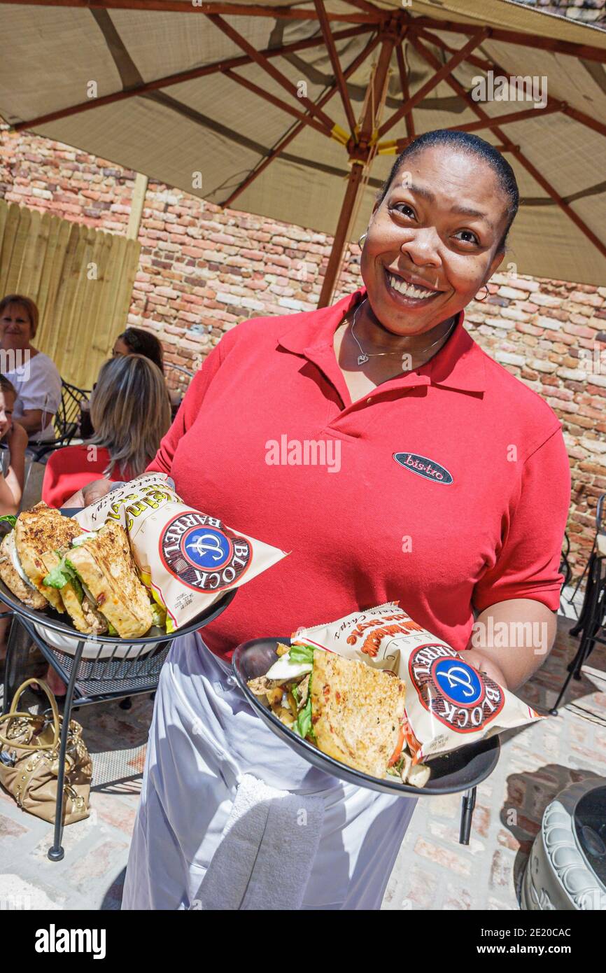 Alabama Dothan Bistro Restaurant européen dîner Black Woman femme, serveuse souriante employé serveur servant le travail, Banque D'Images