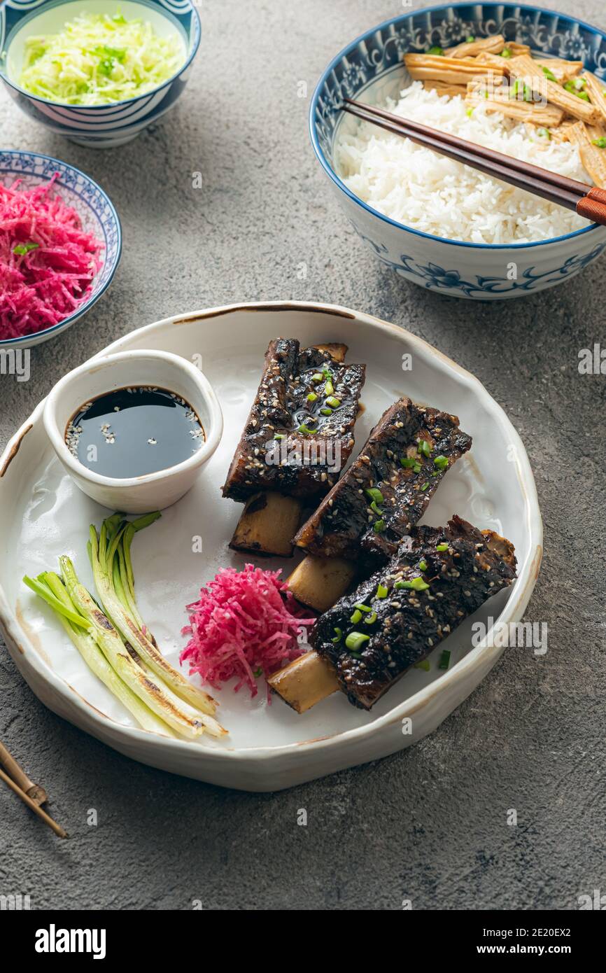 Côtelettes de bœuf de style coréen avec radis et riz colorés, vue rapprochée. Banque D'Images
