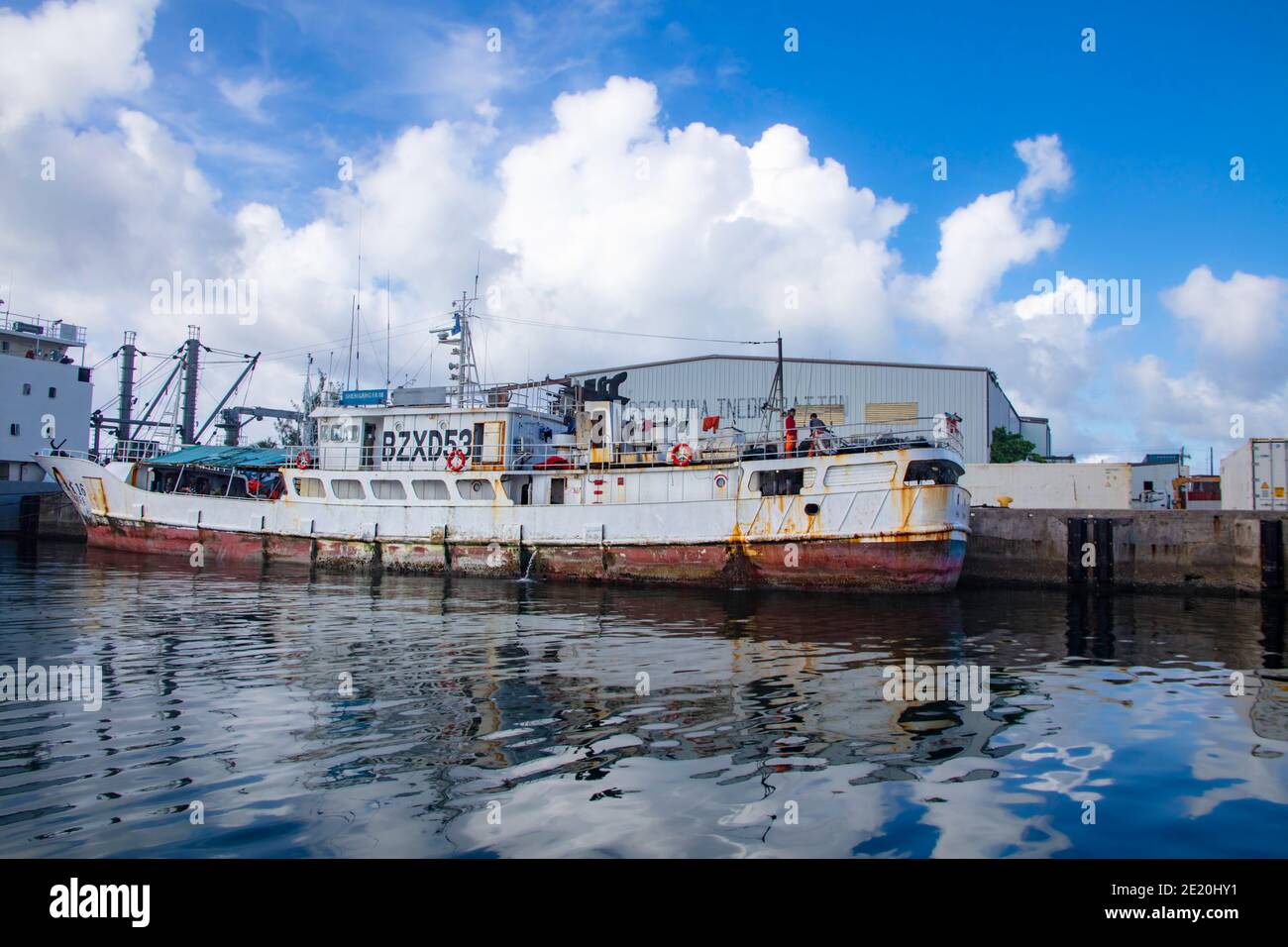 Un bateau de pêche chinois au quai de Colonia, Yap, Micronésie. Banque D'Images
