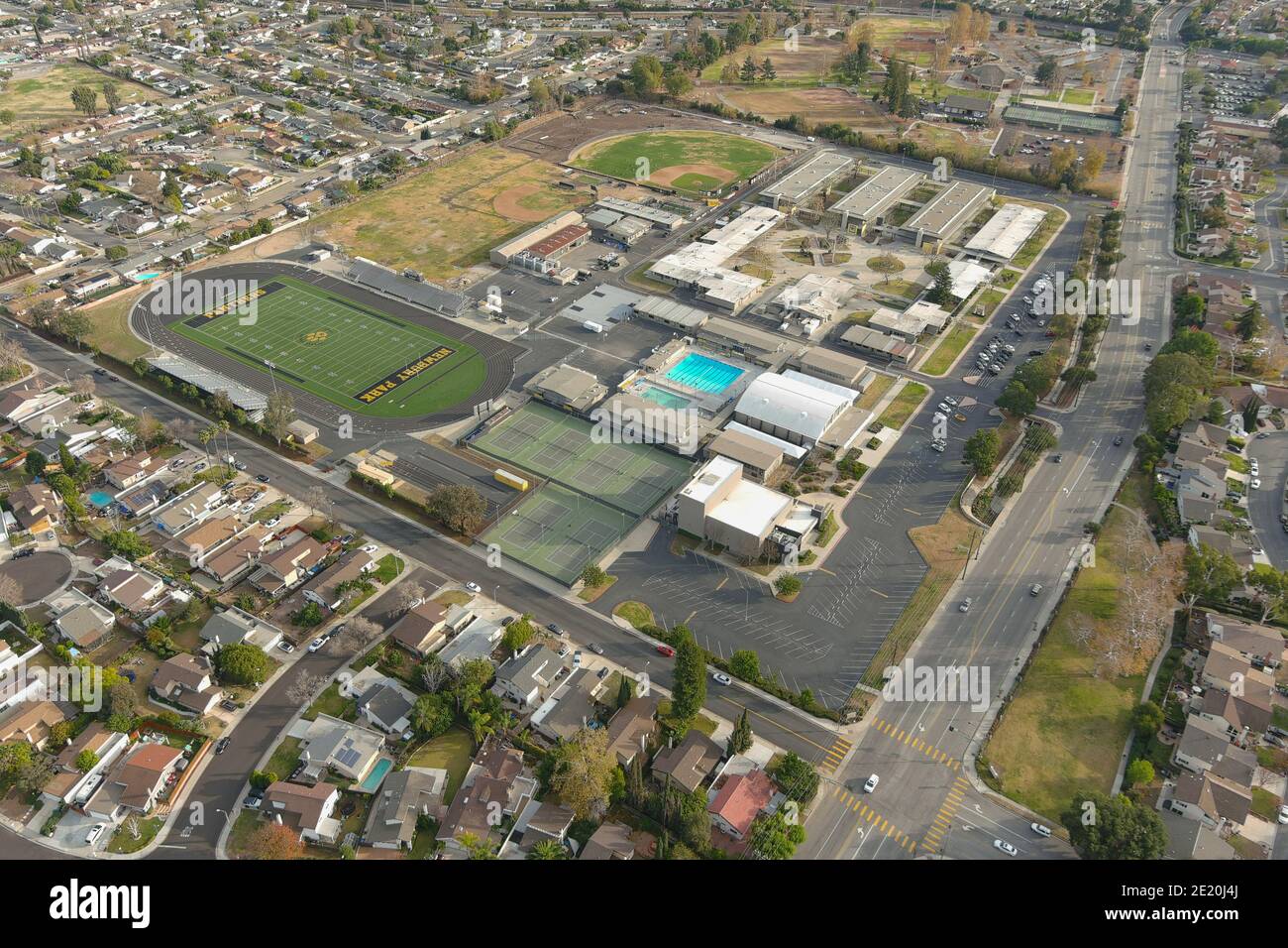 Une vue aérienne de l'école secondaire de Newbury Park, le mercredi 6 janvier 2020, à Newbury Park, en Californie. Banque D'Images