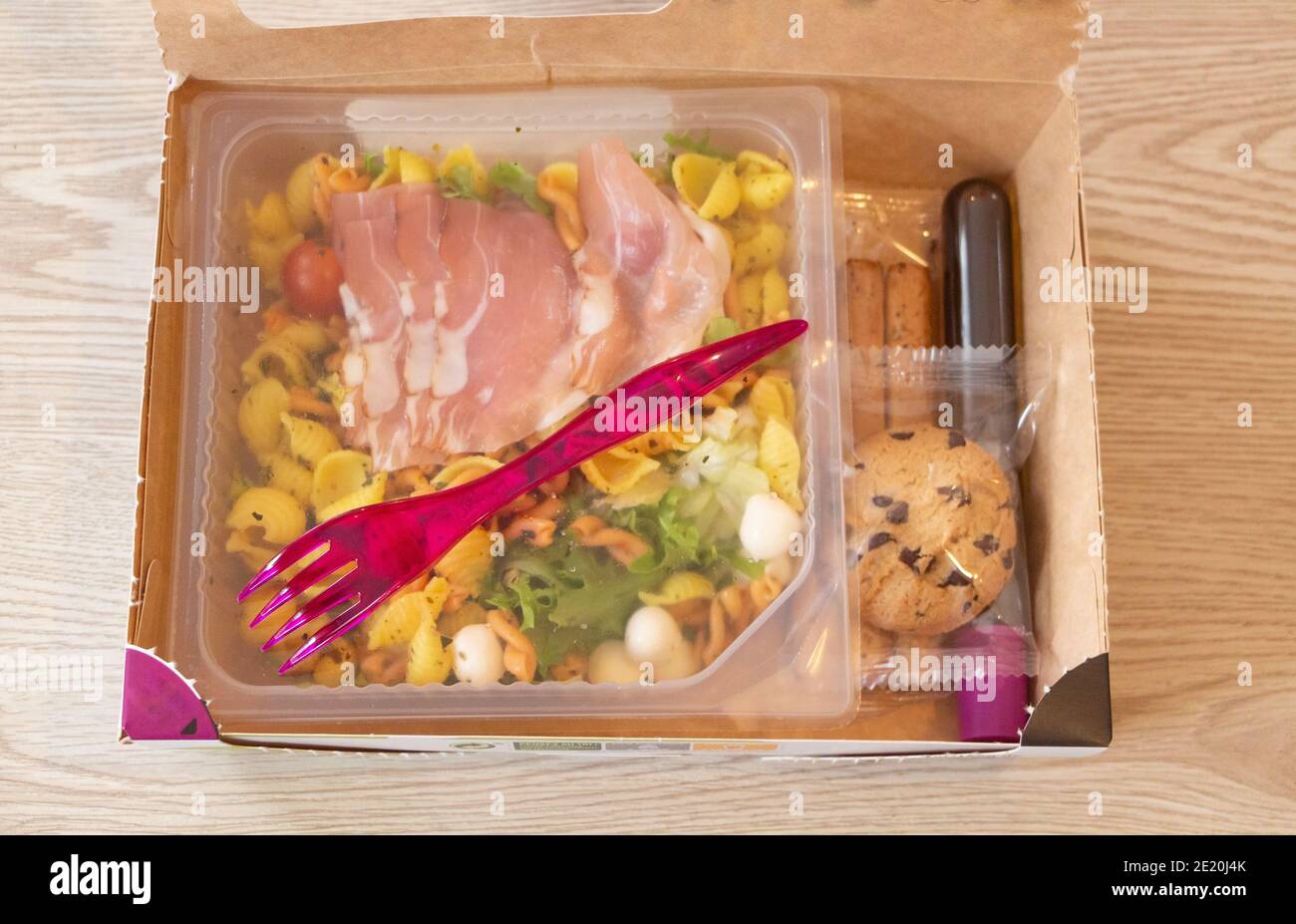 Salade industrielle mélangée, baguette, vinaigrette et biscuit dans une  boîte en carton Photo Stock - Alamy