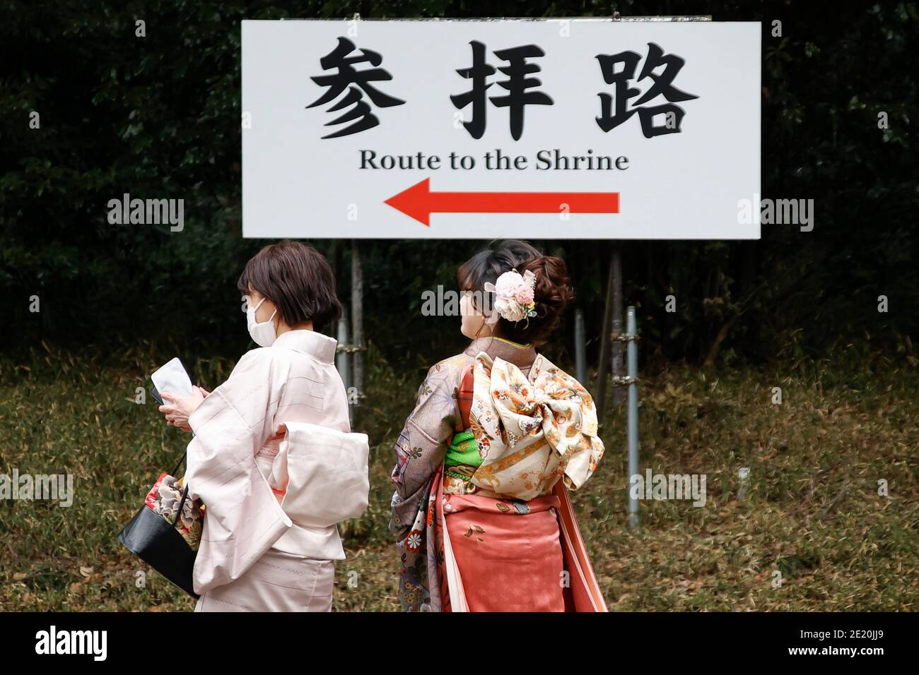 Tokyo, Japon. 11 janvier 2021. Les filles japonaises vêtues de kimonos colorés visitent le sanctuaire Meiji pendant le prochain jour de l'âge. Le jour de l'âge à venir (Seijin-no-Hi) est une fête pour féliciter et encourager tous ceux qui sont devenus adultes (20 ans) au Japon. La célébration annuelle a lieu le deuxième lundi de janvier, bien que de nombreux événements habituellement jubilants aient été annulés au sujet des craintes du coronavirus. Credit: Rodrigo Reyes Marin/ZUMA Wire/Alay Live News Banque D'Images