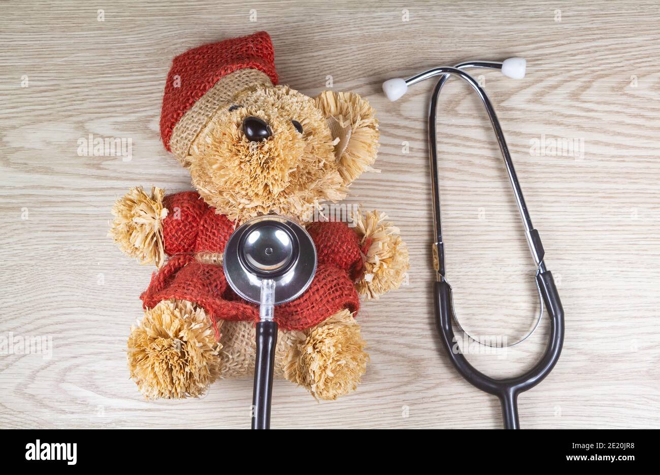 L'ours en peluche et le stéthoscope sont des concepts de soins de santé pédiatriques Banque D'Images