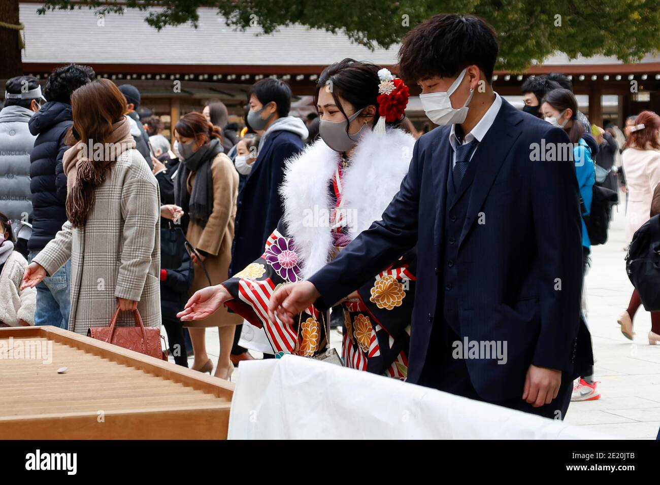 Tokyo, Japon. 11 janvier 2021. Une fille japonaise vêtue de kimono coloré visite le sanctuaire Meiji pendant le prochain jour de l'âge. Le jour de l'âge à venir (Seijin-no-Hi) est une fête pour féliciter et encourager tous ceux qui sont devenus adultes (20 ans) au Japon. La célébration annuelle a lieu le deuxième lundi de janvier, bien que de nombreux événements habituellement jubilants aient été annulés au sujet des craintes du coronavirus. Credit: Rodrigo Reyes Marin/ZUMA Wire/Alay Live News Banque D'Images