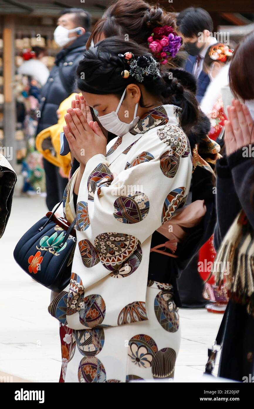 Tokyo, Japon. 11 janvier 2021. Une fille japonaise vêtue de raies kimono colorées au sanctuaire de Meiji pendant le prochain jour de l'âge. Le jour de l'âge à venir (Seijin-no-Hi) est une fête pour féliciter et encourager tous ceux qui sont devenus adultes (20 ans) au Japon. La célébration annuelle a lieu le deuxième lundi de janvier, bien que de nombreux événements habituellement jubilants aient été annulés au sujet des craintes du coronavirus. Credit: Rodrigo Reyes Marin/ZUMA Wire/Alay Live News Banque D'Images