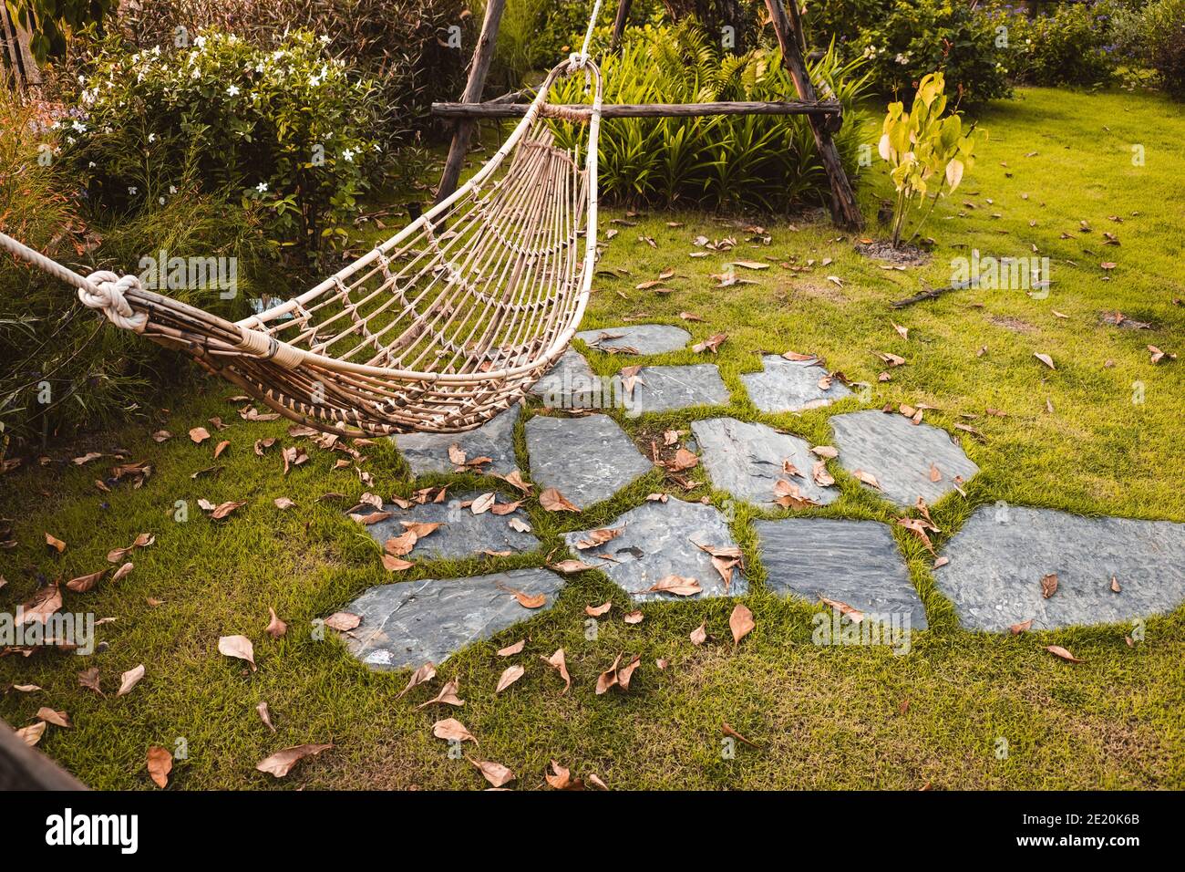 Hamac en bambou suspendu sur l'arbre pour se détendre dans le jardin public  Photo Stock - Alamy