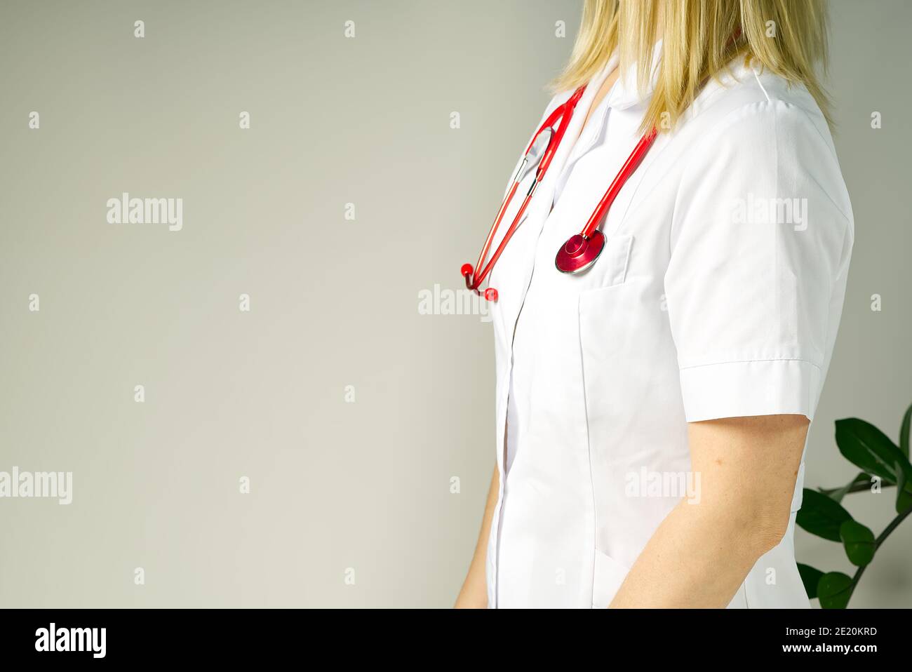 gros plan lumineux du médecin avec stéthoscope rouge. Antécédents médicaux Banque D'Images