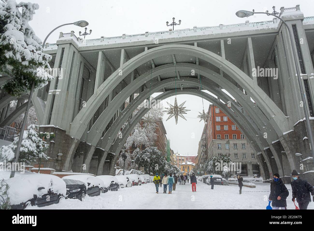 Madrid, Espagne, 01.09.2021, rue enneigée et pont Segovia dans le centre de Madrid, il neige, la tempête Filomena Banque D'Images