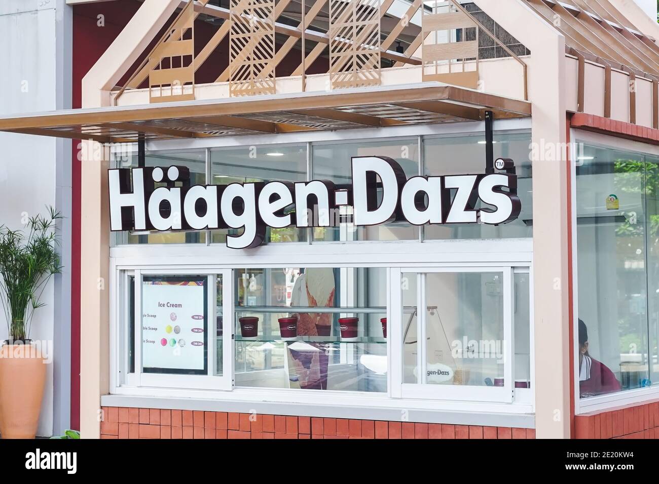 Samut Prakan, Thaïlande - 02 novembre 2020 : boutique de glace Haagen-dazs dans le centre commercial Central Village à Samut Prakan, Thaïlande. Banque D'Images