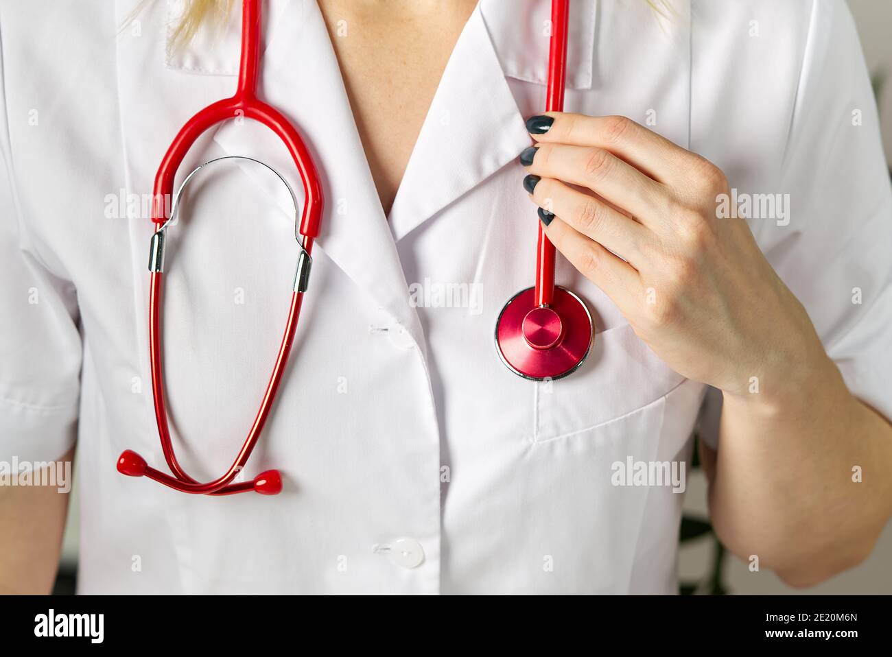 gros plan lumineux du médecin avec stéthoscope rouge. Antécédents médicaux Banque D'Images