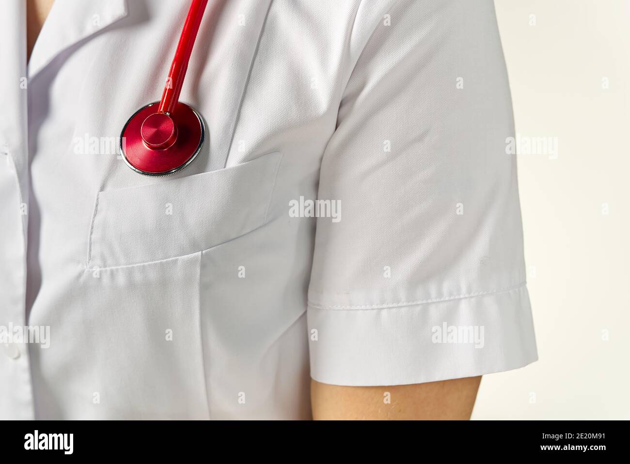 gros plan lumineux du médecin avec stéthoscope rouge. Antécédents médicaux Banque D'Images
