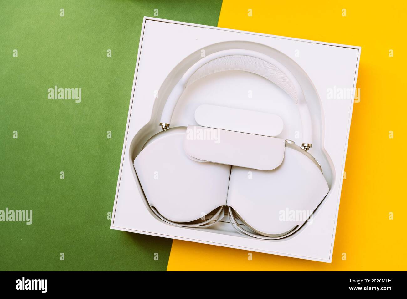 Paris, France - 7 janvier 2020 : nouveau kit sans boîte des meilleurs écouteurs circum-auriculaires Apple Computers AirPods Max avec égaliseur adaptatif, annulation active du bruit, puces h1 en mode transparent et Siri Banque D'Images