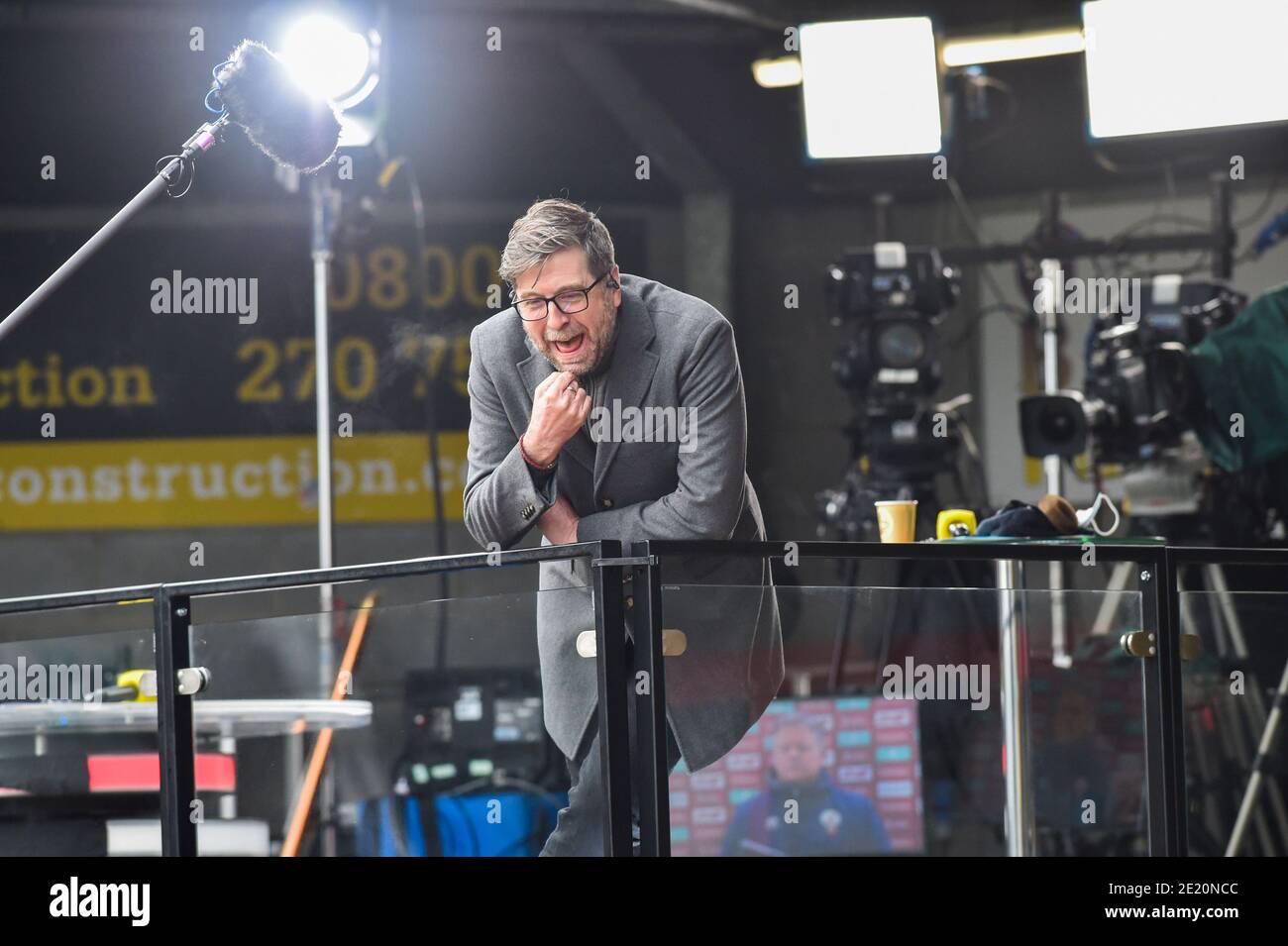 Mark Chapman, présentateur sportif de la BBC, The Emirates FA Cup troisième tour match entre Crawley Town et Leeds United au People's Pension Stadium , Crawley , Royaume-Uni - 10 janvier 2021 - usage éditorial uniquement. Pas de merchandising. Pour les images de football, les restrictions FA et Premier League s'appliquent inc. Aucune utilisation Internet/mobile sans licence FAPL - pour plus de détails, contactez football Dataco Banque D'Images