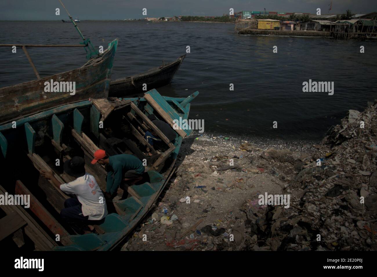 Des hommes réparent un bateau de pêche à Cilincing, un village de pêcheurs de la zone côtière de Jakarta, en Indonésie. Photo d'archives (2008). Banque D'Images