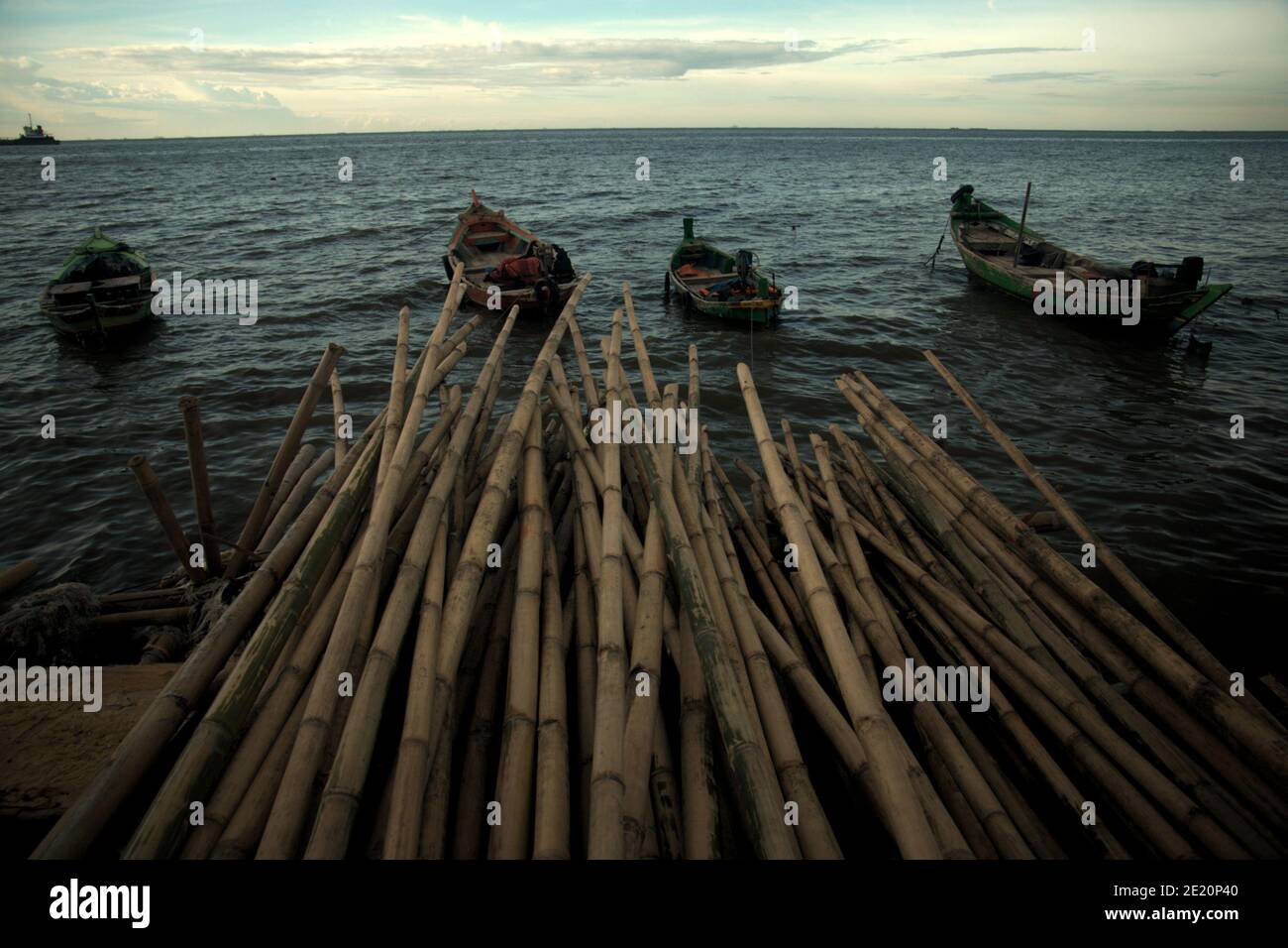 Poteaux de bambou à utiliser comme matériau de construction pour construire un bâtiment de pilotis au-dessus de l'eau de mer dans le village de pêcheurs de Cilincing sur la zone côtière de Jakarta, Indonésie. Photo d'archives (2008). Banque D'Images
