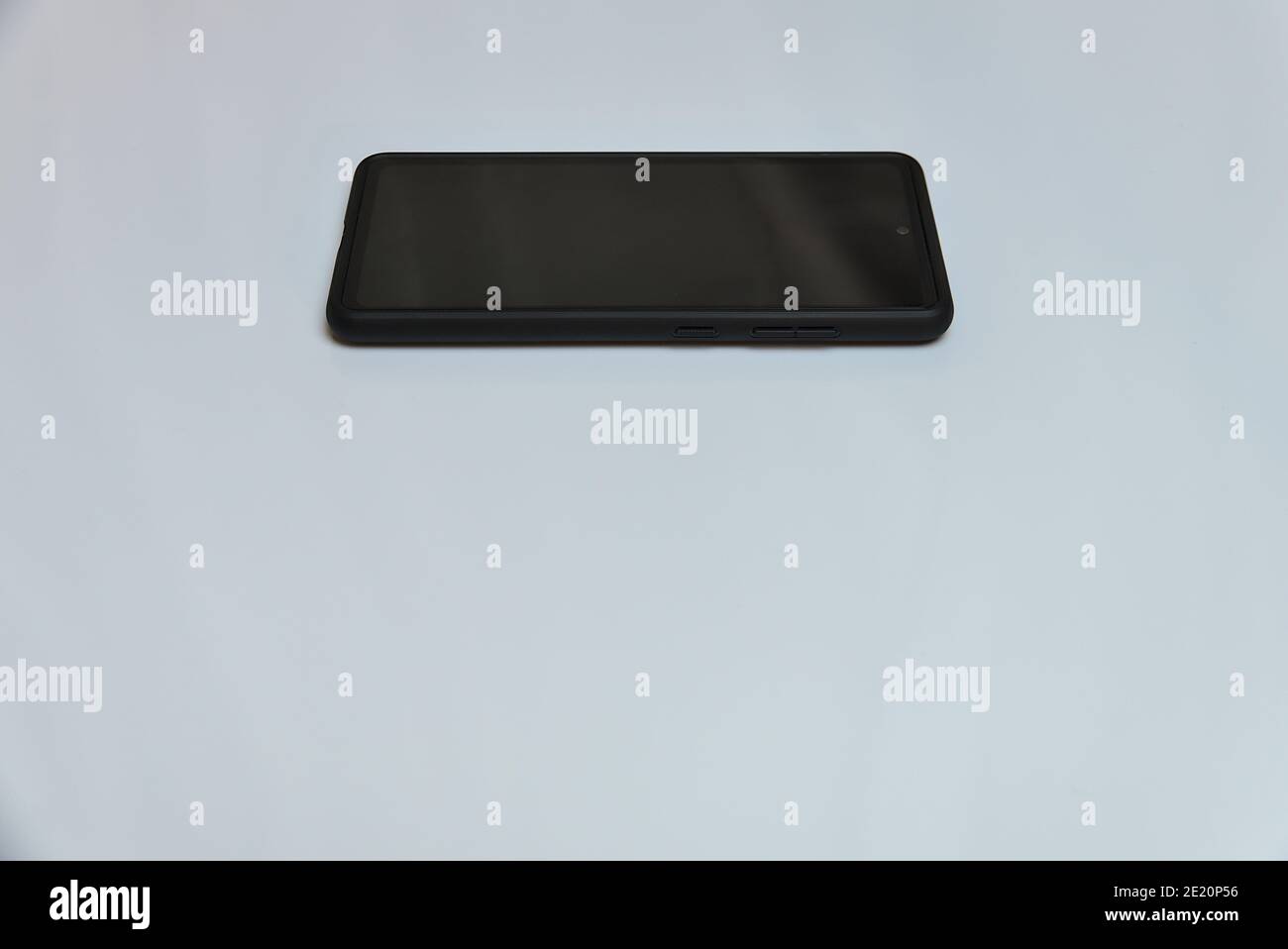 Smartphone mobile noir isolé sur fond blanc avec espace de copie Banque D'Images