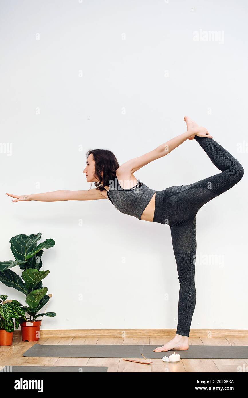 Équilibrant la femme faisant du yoga debout sur un pied avec le corps parallèle au sol Banque D'Images