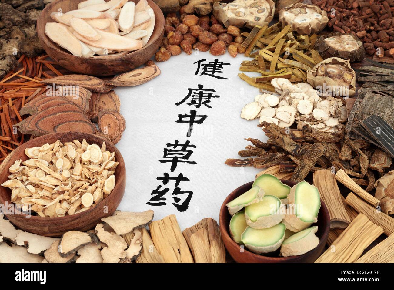 Collection chinoise de plantes médicinales avec herbes et épices et texte de calligraphie sur du papier de riz. Médecine alternative concept de soins de santé. Banque D'Images