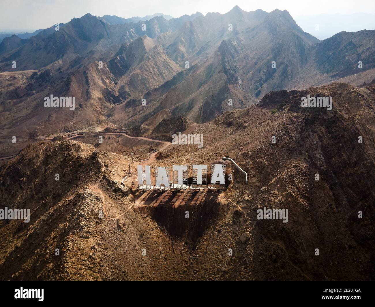 Affiche de bienvenue Hatta City avec de grandes lettres placées dans Les montagnes Hajar dans l'enclave Hatta de Dubaï aux États-Unis Vue aérienne des Émirats arabes Banque D'Images