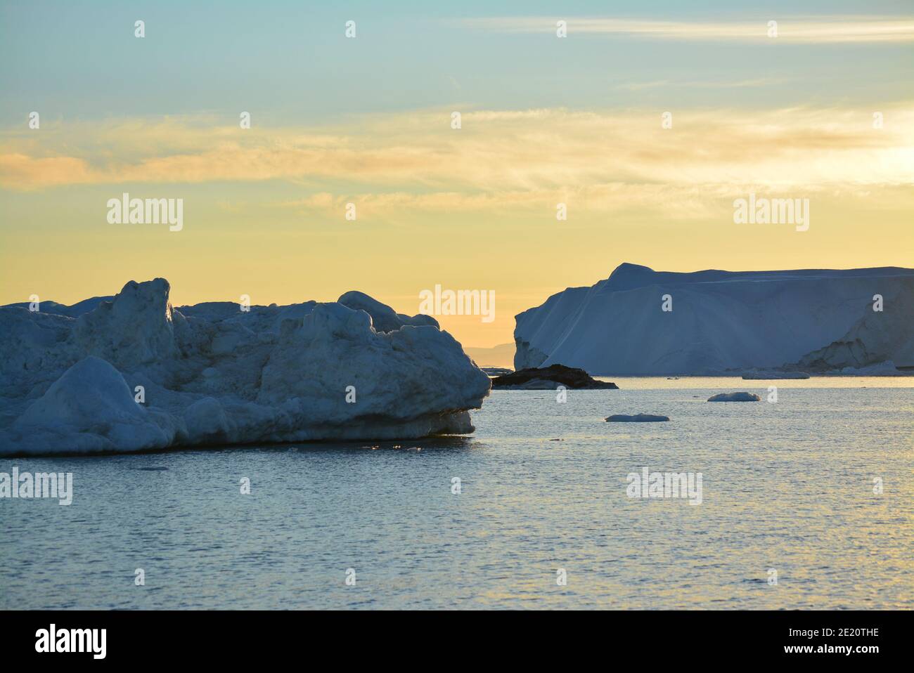 Énormes icebergs dans la baie de Disko, Ilulissat icefjord au soleil de minuit en juillet, patrimoine mondial de l'UNESCO réalisé par le changement climatique Banque D'Images