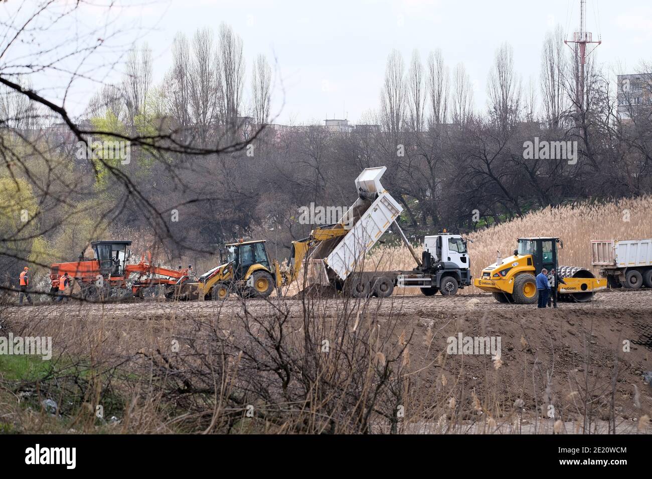 KRYVYI RIH, UKRAINE - AVRIL 2020. Construction les machines industrielles lourdes font une nouvelle route Banque D'Images