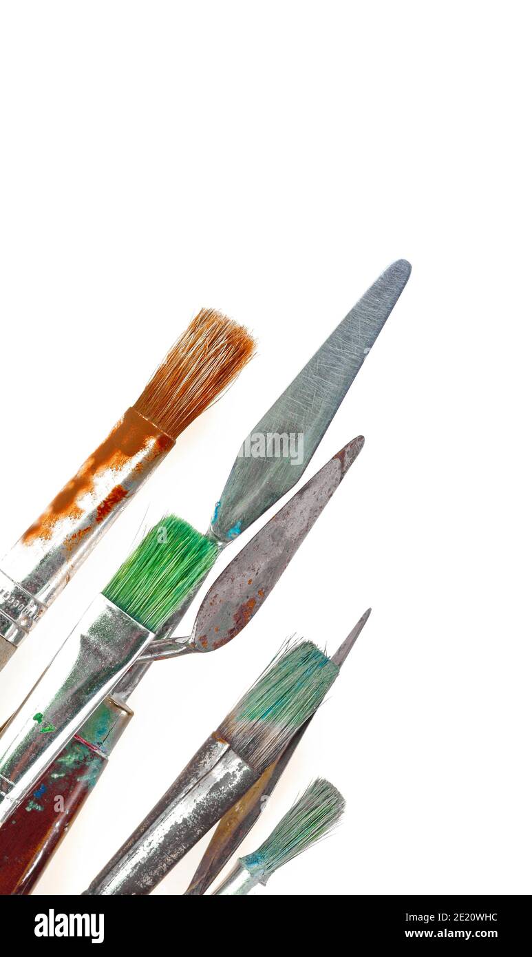 Ensemble de divers outils de peinture, couteaux de palette et pinceaux isolés sur fond blanc. Banque D'Images