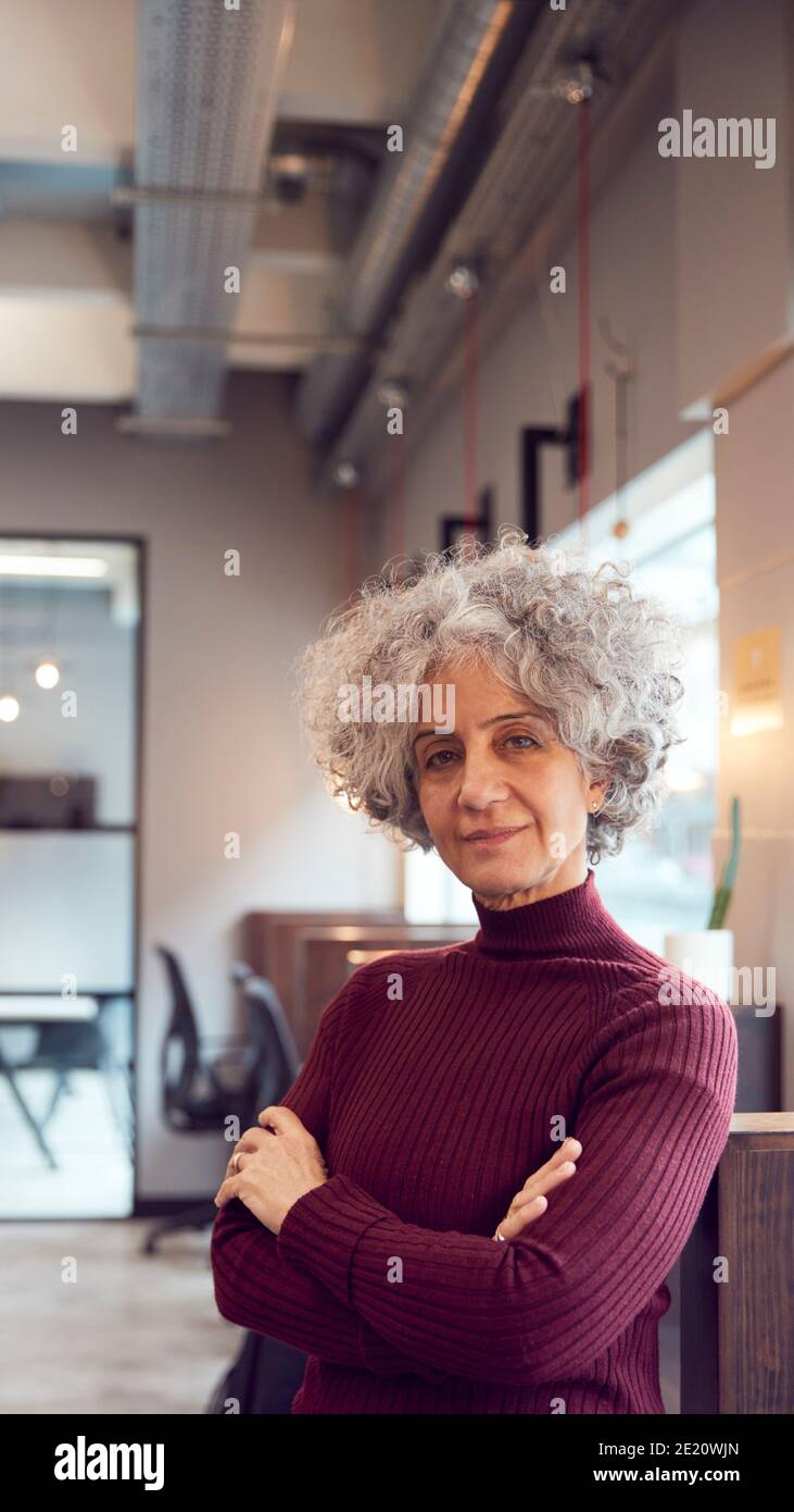 Tête et épaules Portrait de la femme d'affaires mature travaillant dans moderne Bureau Banque D'Images