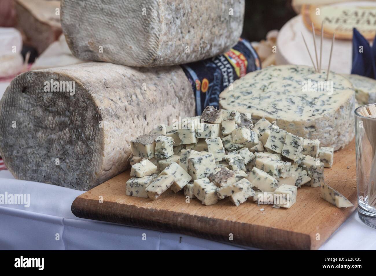 PARIS, FRANCE - 12 JUILLET 2019 : fromage Fourme d'Ambert tranché sur une table. Fourme dambert est un fromage bleu typique de la région d'Auvergne p Banque D'Images