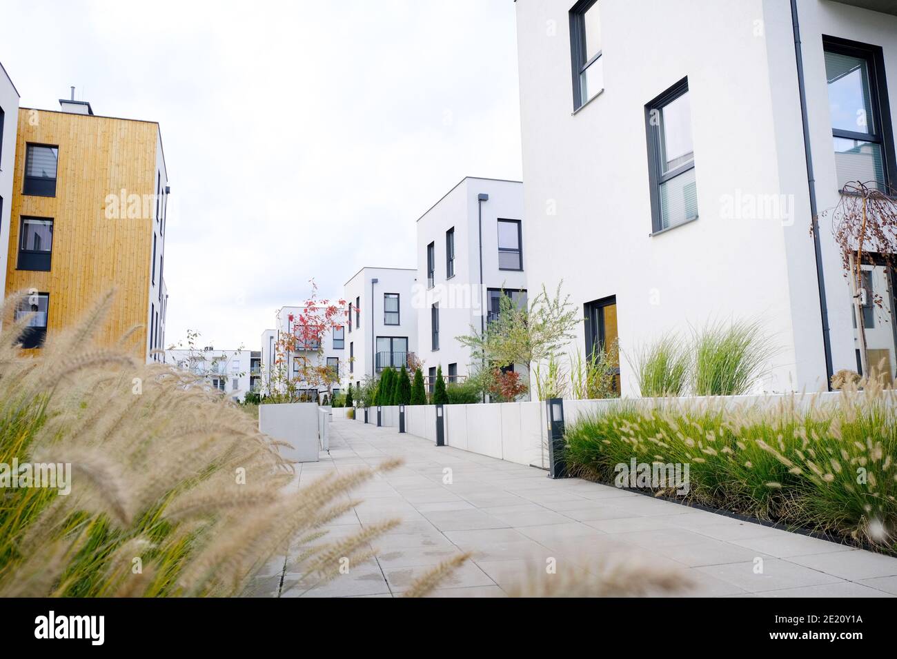 Trottoir dans une cour confortable d'appartements modernes avec des murs blancs. Personne. Concept d'affaires immobilières. Banque D'Images