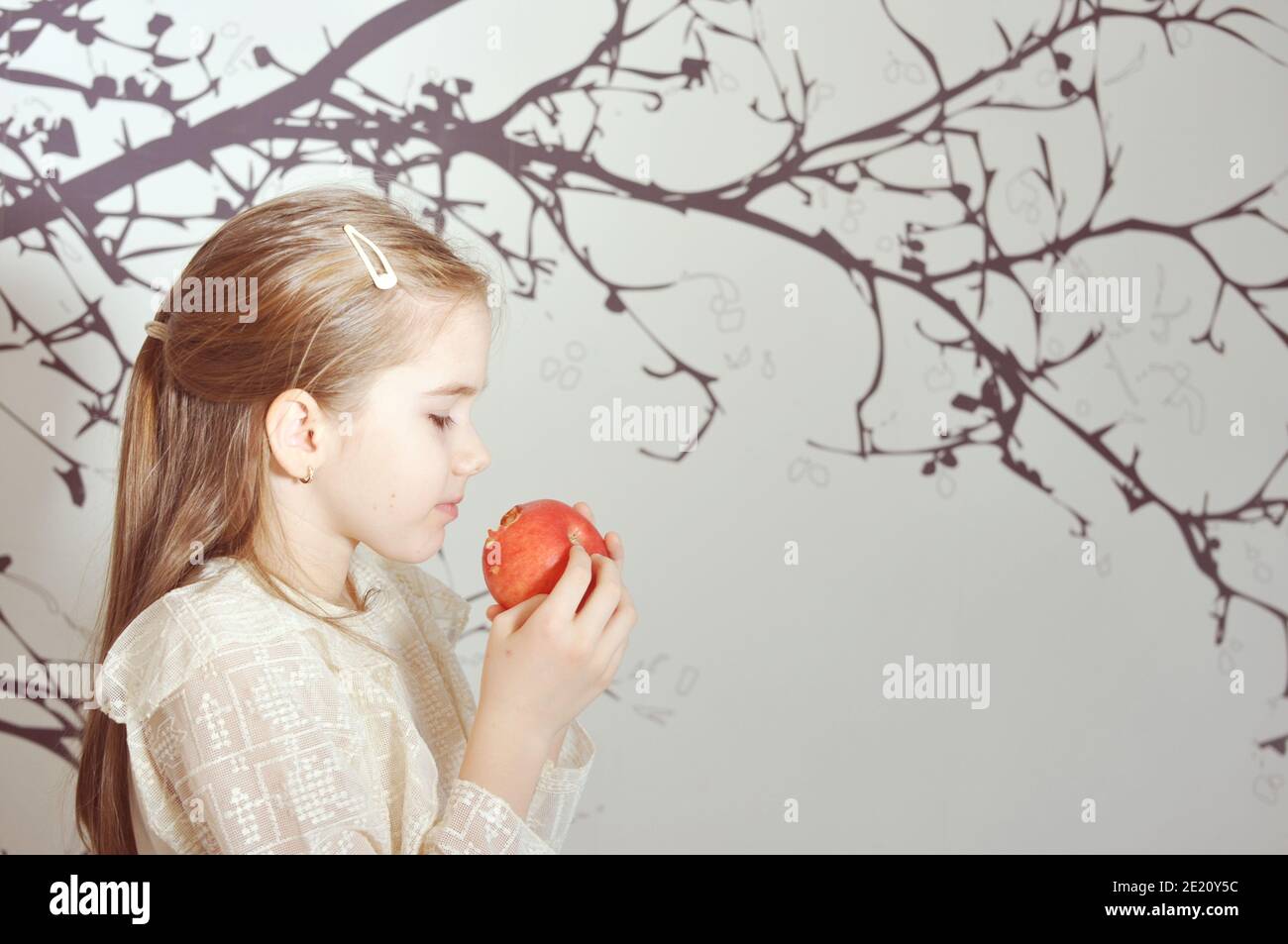 Blanc caucasien fille (enfant, enfant) regardant une pomme rouge voulait manger. Copier le texte Banque D'Images