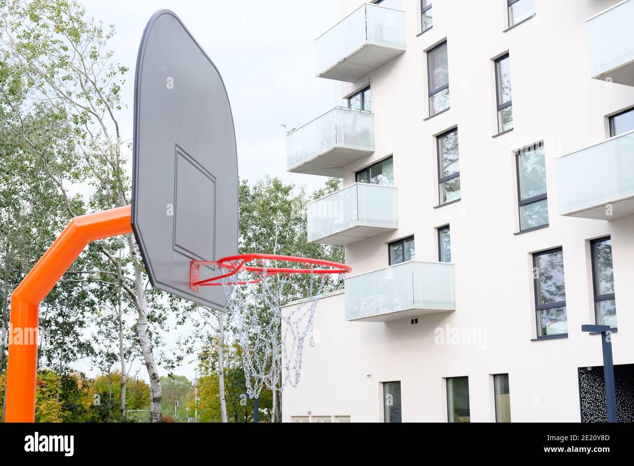 Panier de basket-ball avec panneau arrière dans un quartier résidentiel moderne. Un mode de vie sain. Pour jouer au basket-ball de rue Banque D'Images