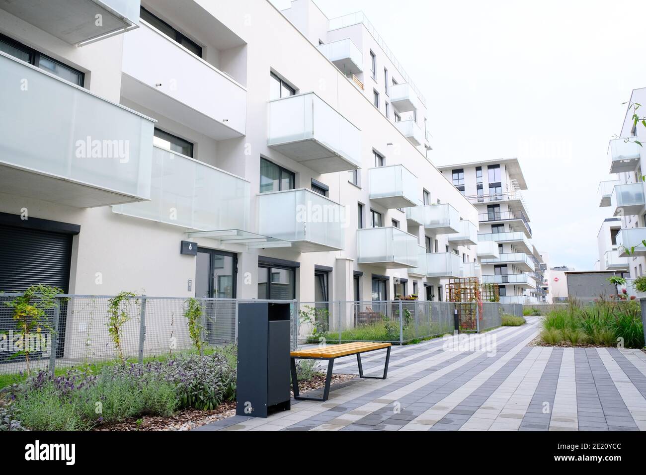 Trottoir dans une cour confortable d'appartements modernes avec des murs blancs. Personne. Concept d'affaires immobilières. Banque D'Images