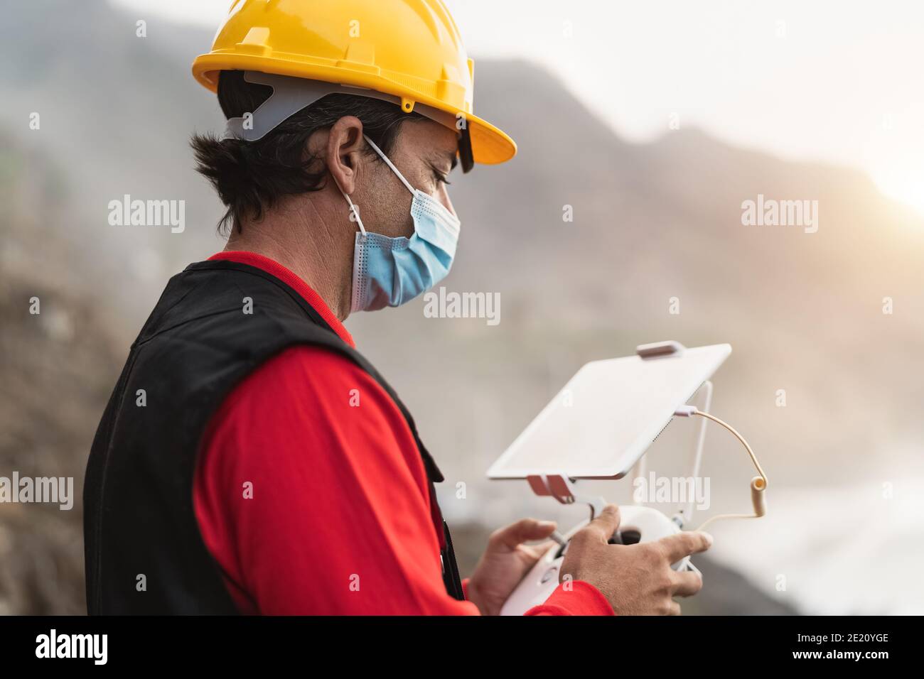 Un ingénieur de contrôle de l'inspection du drone tout en portant un masque facial Pour éviter la propagation du virus corona - technologie et concept industriel Banque D'Images