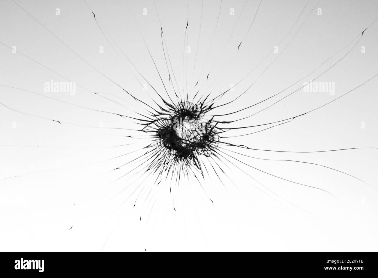 Vitre cassée fissurée. Vitre endommagée par un jet de pierre. Abstraction pour la conception. Banque D'Images