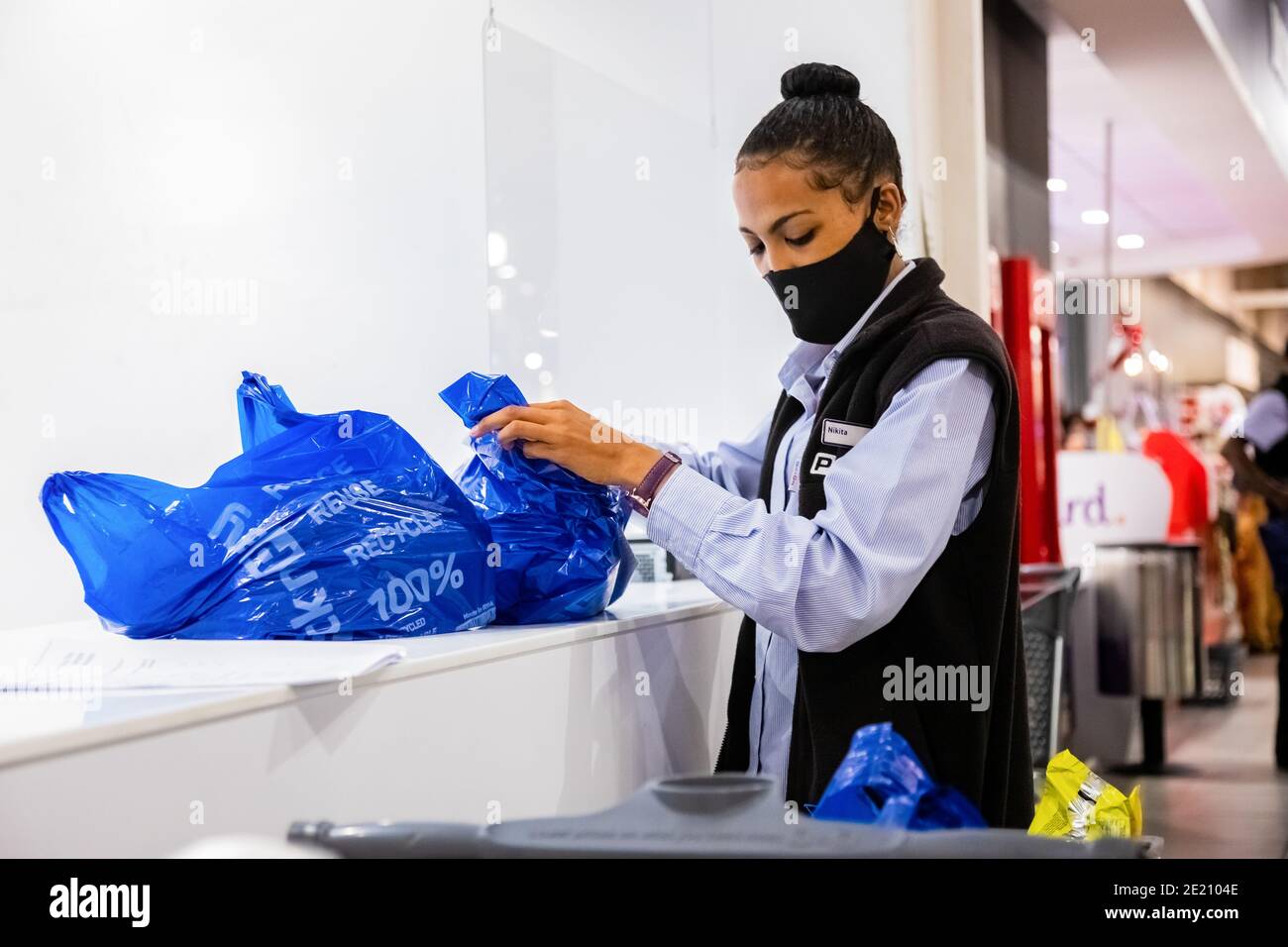 Cape Town, Afrique du Sud - 10 décembre 2020 : un membre de Toff vérifie la commande d'épicerie en ligne pour le service de livraison express à domicile à la supermarque de Pick n Pay locale Banque D'Images