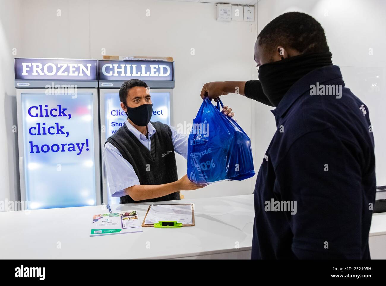 Cape Town, Afrique du Sud - 10 décembre 2020: Express Service à domicile homme de livraison de la collecte de la commande du personnel au comptoir à l'intérieur de l'épicerie locale Pick n Pay Banque D'Images